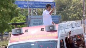 திடீரென பிரச்சார வாகனத்தில் இருந்து இறங்கிய விஜய்.. திருச்சியில் வேட்புமனுத் தாக்கல் செய்ய சென்ற போது பரபரப்பு!!...