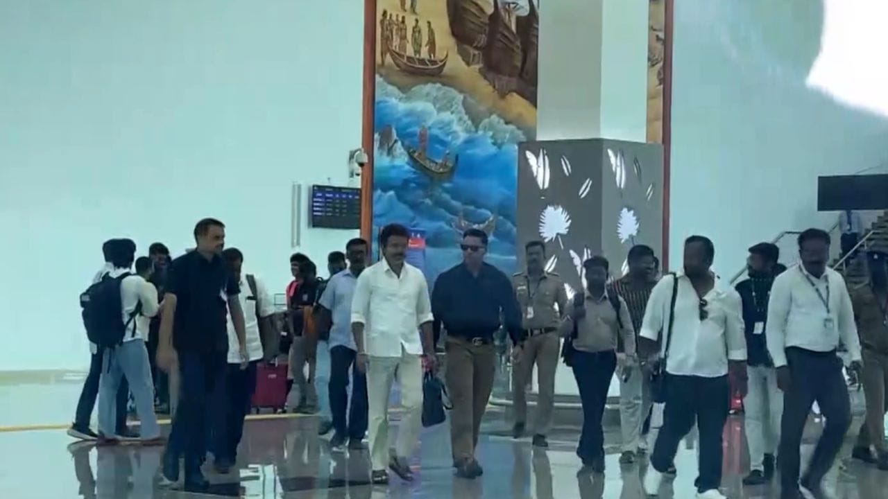 திருநெல்வேலி பிரசாரம்.. விமானம் மூலம் தூத்துக்குடி வந்த தவெக தலைவர் விஜய்! திருநெல்வேலி பிரசாரம்.. விமானம் மூலம் தூத்துக்குடி வந்த தவெக தலைவர் விஜய்!