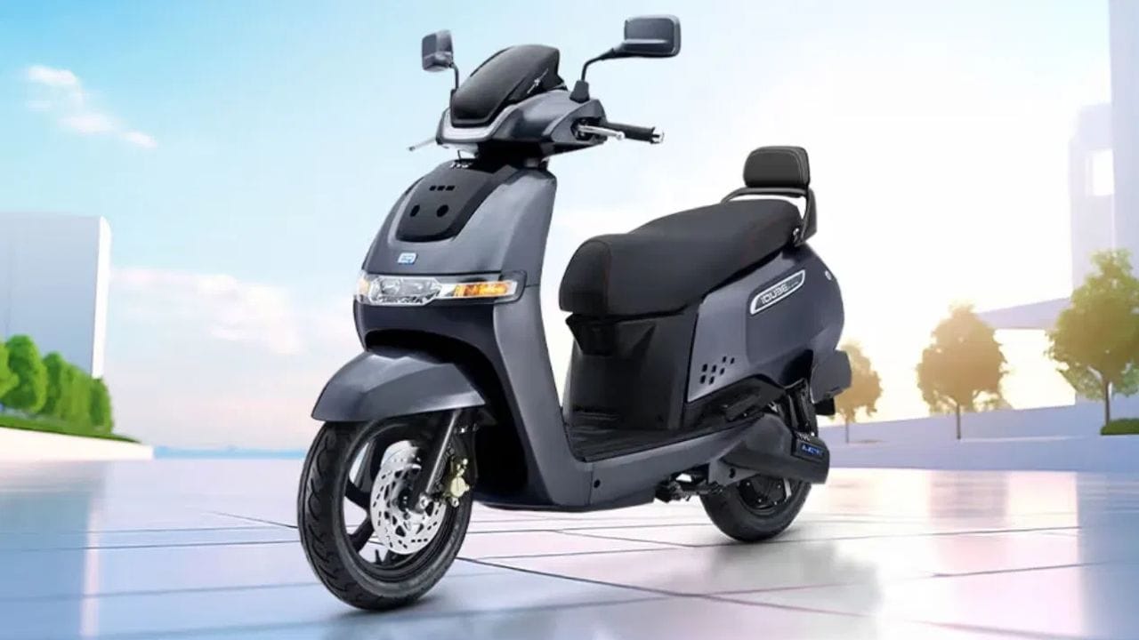 டிவிஎஸ் ஐகியூப் ஸ்கூட்டர் தற்போது மூன்று முக்கிய வேரியண்டுகளில்  விற்பனைக்குக் கிடைக்கிறது. அடிப்படை மாடலான ஐகியூப், 2.2 kW முதல் 3.5 kW வரையிலான மூன்று பேட்டரி ஆப்சன்களை வழங்குகிறது. இவை 94 கி.மீ முதல் 145 கி.மீ வரையிலான பயணத் தொலைவை அளிக்கின்றன.  ஐ-கியூப் எஸ் என்ற மாடல் 145 கி.மீ பயணத் தொலைவை வழங்கும் நிலையில், டாப் மாடலான ஐ-கியூப் எஸ்டி 5.3 kW பேட்டரியின் துணையுடன் 212 கி.மீ பயணத் தொலைவை வழங்குவதாக நிறுவனம் குறிப்பிடுகிறது.