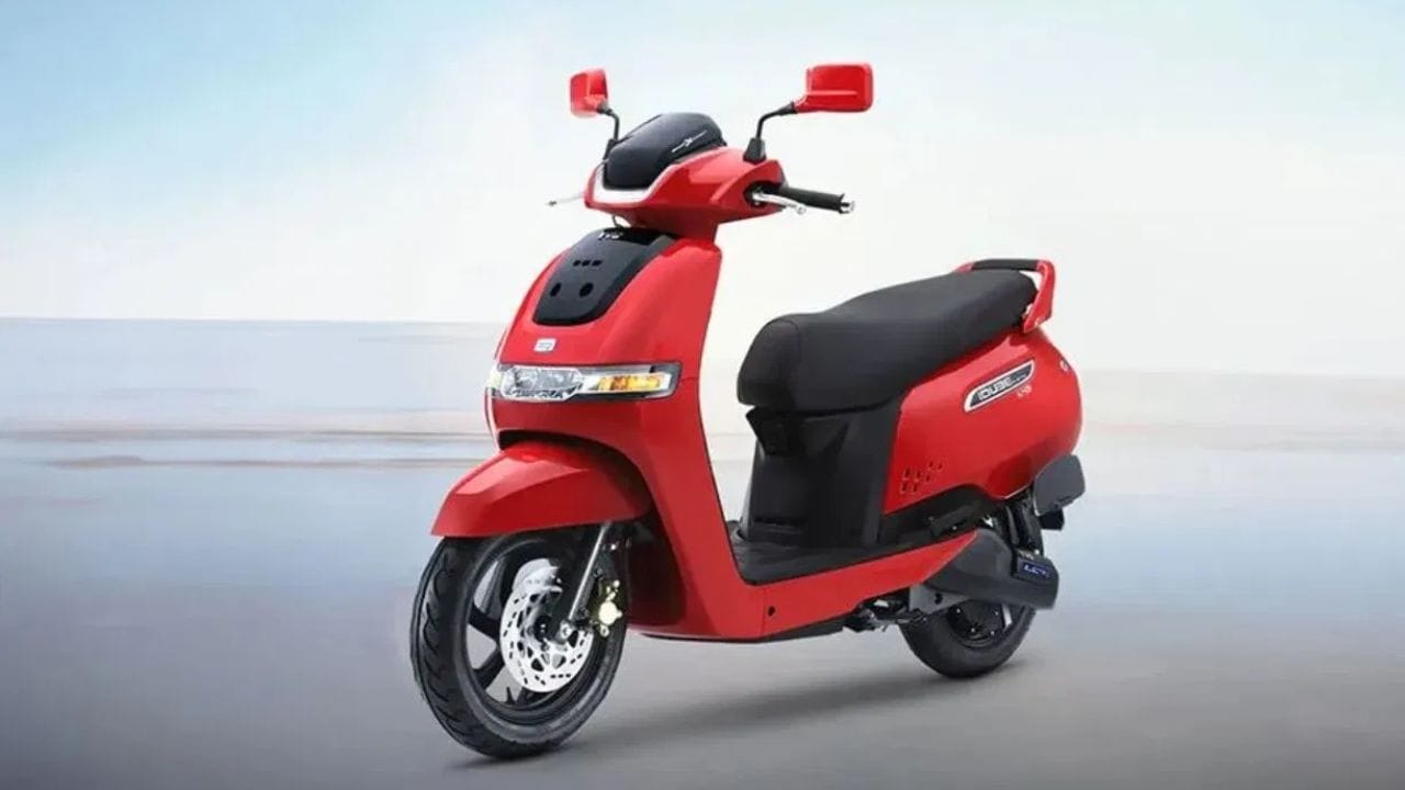 நாட்டின் முதல் 10 ஸ்கூட்டர்களின் பட்டியலை ஆய்வு செய்யும்போது, ​​டிவிஎஸ் ஐ-கியூப் குறிப்பிடத்தக்க வகையில் 4வது இடத்தைப் பிடித்துள்ளது தெரியவருகிறது. முதல் 3 இடங்களை ஹோண்டா ஆக்டிவா, டிவிஎஸ் ஜூப்பிட்டர், சுசூகி அக்சஸ் போன்ற பெட்ரோலில் இயங்கும் ஸ்கூட்டர்கள் ஆக்கிரமித்துள்ளன. இருப்பினும், எலக்ட்ரிக் வாகனப் பிரிவில், ஐகியூப் முதல் 5 இடங்களுக்குள் வந்து, இந்த பாரம்பரிய மாடல்களுக்குக் கடும் போட்டியை அளித்து வருகிறது. இந்திய வாகன சந்தையில் எதிர்காலத்தில் குறிப்பிடத்தக்க மாற்றங்கள் நிகழவிருப்பதை இது உணர்த்துவதாக நிபுணர்கள் கருத்து தெரிவிக்கின்றனர்.