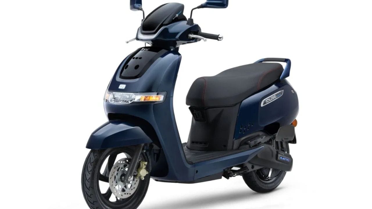 முன்னணி வாகன உற்பத்தி நிறுவனமான டிவிஸ் மோட்டார்ஸ், மார்கெட்டில் ஒரு புத்தம் புதிய ஸ்கூட்டரை அறிமுகப்படுத்தியுள்ளது. ஒரே சார்ஜில் 212 கிலோ மீட்டர் வரை பயணிக்கும் திறன் கொண்ட டிவிஎஸ் ஐ-கியூப்  (TVS iQube)  பைக்கின் மூலம், எலக்ட்ரிக் ஸ்கூட்டர் பிரிவில் அந்நிறுவனம் ஒரு புதிய சாதனையைப் படைத்துள்ளது. இதன் விளைவாக, அந்நிறுவனத்தின் முதன்மை மாடலானடிவிஎஸ் ஐ-கியூபின் விற்பனை, கடந்த 2026 ஆம் ஆண்டு பிப்ரவரி மாதத்தில் விற்பனையில் மிகப்பெரிய வளர்ச்சியை பெற்றது. ரஷ்லன் என்ற இணையதளம் வெளியிட்ட சமீபத்திய புள்ளிவிவரங்களின்படி, கடந்த 2025 ஆம் ஆண்டோடு ஒப்பிடுகையில், இந்த ஆண்டில் ஐ-கியூபின் விற்பனை முன்னெப்போதும் இல்லாத அளவுக்கு உயர்ந்துள்ளது.
