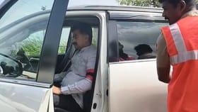 துரை வைகோ வாகனத்தை சோதனை செய்த தேர்தல் பறக்கும் படை.....