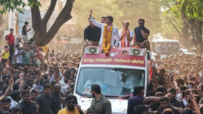 பிரச்சாரம் முடித்து வீடு திரும்பிய விஜய்க்கு உற்சாக வரவேற்பு..