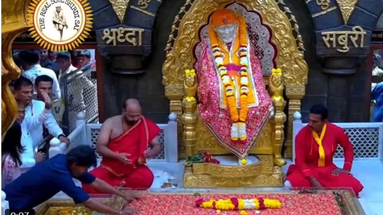 சீரடி சாய் பாபா கோவிலில் சாமி தரிசனம் செய்த நடிகர் விஜய் - வைரலாகும் வீடியோ