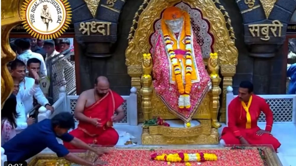 சீரடி சாய் பாபா கோவிலில் சாமி தரிசனம் செய்த நடிகர் விஜய்...