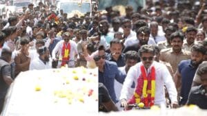 காரைக்குடியில் சைக்கிளில் பிரச்சாரம் செய்த விஜய்..