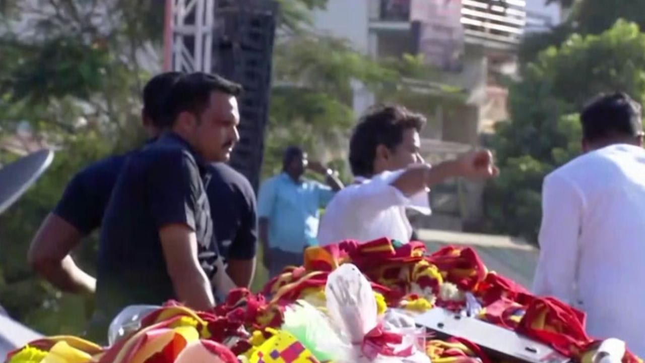 நெசவாளர்களுக்கும் ரூ. 10 லட்சம் காப்பீடு.. தவெக தலைவர் விஜய் தேர்தல் வாக்குறுதி! நெசவாளர்களுக்கும் ரூ. 10 லட்சம் காப்பீடு.. தவெக தலைவர் விஜய் தேர்தல் வாக்குறுதி!