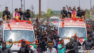 11 கி.மீ தூரம் சாலை வலம் சென்ற விஜய்.. உற்சாக வரவேற்பு அளித்த மக்கள்..