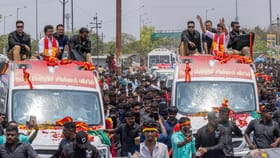 11 கி.மீ தூரம் சாலை வலம் சென்ற விஜய்.. உற்சாக வரவேற்பு அளித்த மக்கள்.....