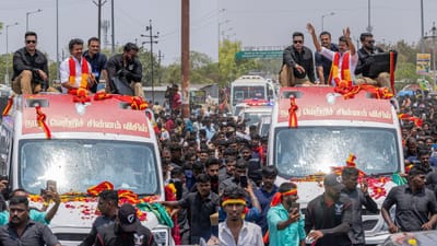 11 கி.மீ தூரம் சாலை வலம் சென்ற விஜய்.. உற்சாக வரவேற்பு