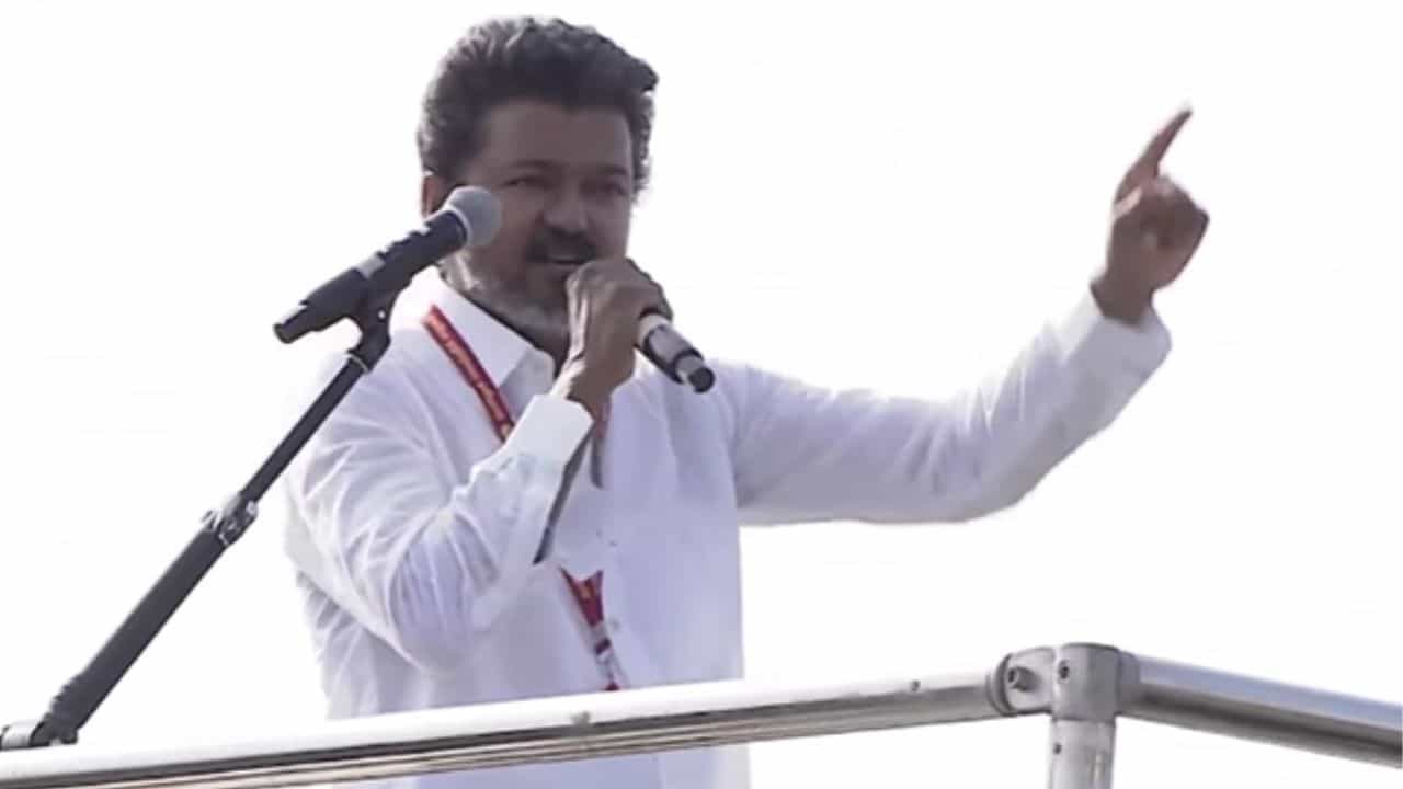 வீட்டு வாசலுக்கே அரசின் நலத்திட்டங்கள்.. விஜய் வெளியிட்ட பக்கா மாஸ் அறிவிப்புகள்.. முழு விவரம் இதோ!