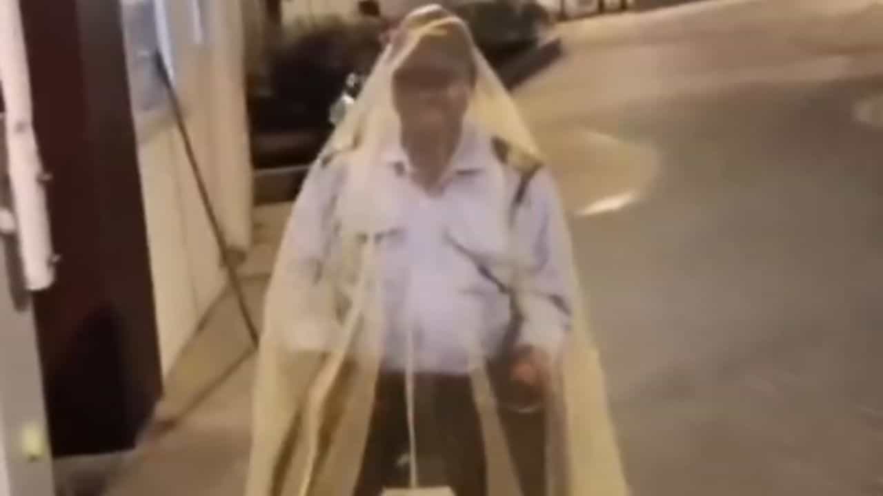 Viral Video : கொசு வலை போட்டுக்கொண்டு காவல் காக்கும் காவலாளி.. கொந்தளிக்கும் நெட்டிசன்கள்!