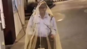 Viral Video : கொசு வலை போட்டுக்கொண்டு காவல் காக்கும் காவலாளி.. கொந்தளிக்கும் நெட்டிசன்கள்!