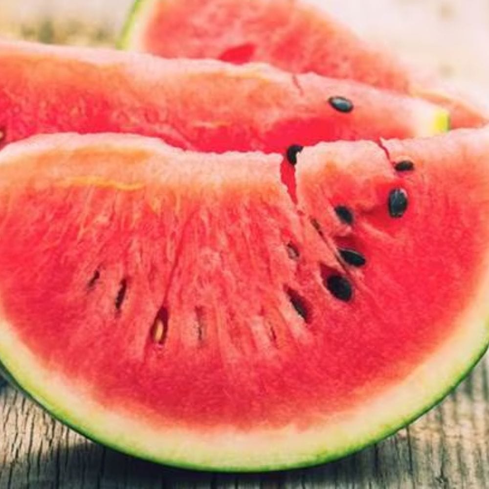 இரவு 8 மணிக்கு மேல் தர்பூசணி சாப்பிடாமல் இருப்பது நல்லது. ஏனெனில், அதில் அதிக சர்க்கரையும் நீரும் இருப்பதால், அது செரிமானம் ஆவதற்கு நேரம் எடுக்கும். உறங்கச் செல்வதற்கு முன் அதைச் சாப்பிடுவது இரத்தச் சர்க்கரை அளவை அதிகரிக்கக்கூடும். அடிக்கடி சிறுநீர் கழிக்க நேரிடும். இது தூக்கத்தைக் கெடுக்கக்கூடும். மேலும், உணவு உண்ட உடனேயே அதைச் சாப்பிடாமல் இருப்பதும் நல்லது.