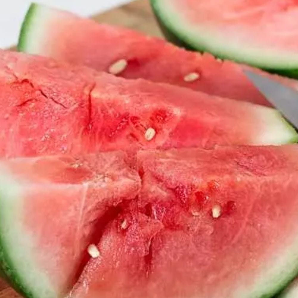 தர்பூசணி வாங்குவதற்கு முன், ஒரு நல்ல தர்பூசணியைத் தேர்ந்தெடுப்பது அவசியம். தோல் மென்மையாக இருந்தாலோ அல்லது அதில் கறைகள் இருந்தாலோ அதை வாங்க வேண்டாம். சந்தையில் வெட்டப்பட்ட தர்பூசணியை சாப்பிட வேண்டாம். ஏனெனில், அது எவ்வளவு நேரம் வெட்டப்பட்டது என்று உங்களுக்குத் தெரியாது. மேலும், தர்பூசணியை வெட்டுவதற்கு முன் அதைக் கழுவவும். இது பாக்டீரியாக்கள் உள்ளே நுழைவதைத் தடுக்கும். வெட்டப்பட்ட தர்பூசணியை 2 மணி நேரத்திற்கு மேல் வைத்திருக்க வேண்டாம். அறை வெப்பநிலையில் பாக்டீரியாக்கள் வேகமாக வளரும்.2