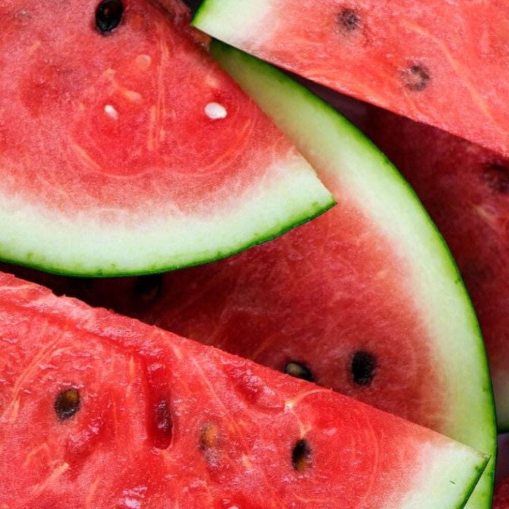 குளிர்சாதனப் பெட்டியில் வைத்தால், அதை முறையாகச் சேமிக்கவும். வெட்டிய தர்பூசணியை காற்றுப் புகாத கொள்கலனில் வைத்து, 4°C க்கும் குறைவான வெப்பநிலையில் குளிர்சாதனப் பெட்டியில் வைக்கவும். அதை 24 மணி நேரத்திற்குள் சாப்பிடுவது சிறந்தது. தர்பூசணியை வெட்டி நீண்ட நேரம் வெளியே வைத்திருந்து சாப்பிடுவது நல்லதல்ல. மேலும், நீங்கள் தர்பூசணி சாறு தயாரித்தால், அதை அரை மணி நேரத்திற்குள் குடித்துவிடவும். அதைச் சேமித்து வைப்பது பாக்டீரியாக்களை அதிகரிக்கிறது. அது ஊட்டச்சத்துக்களைக் குறைக்கிறது.3