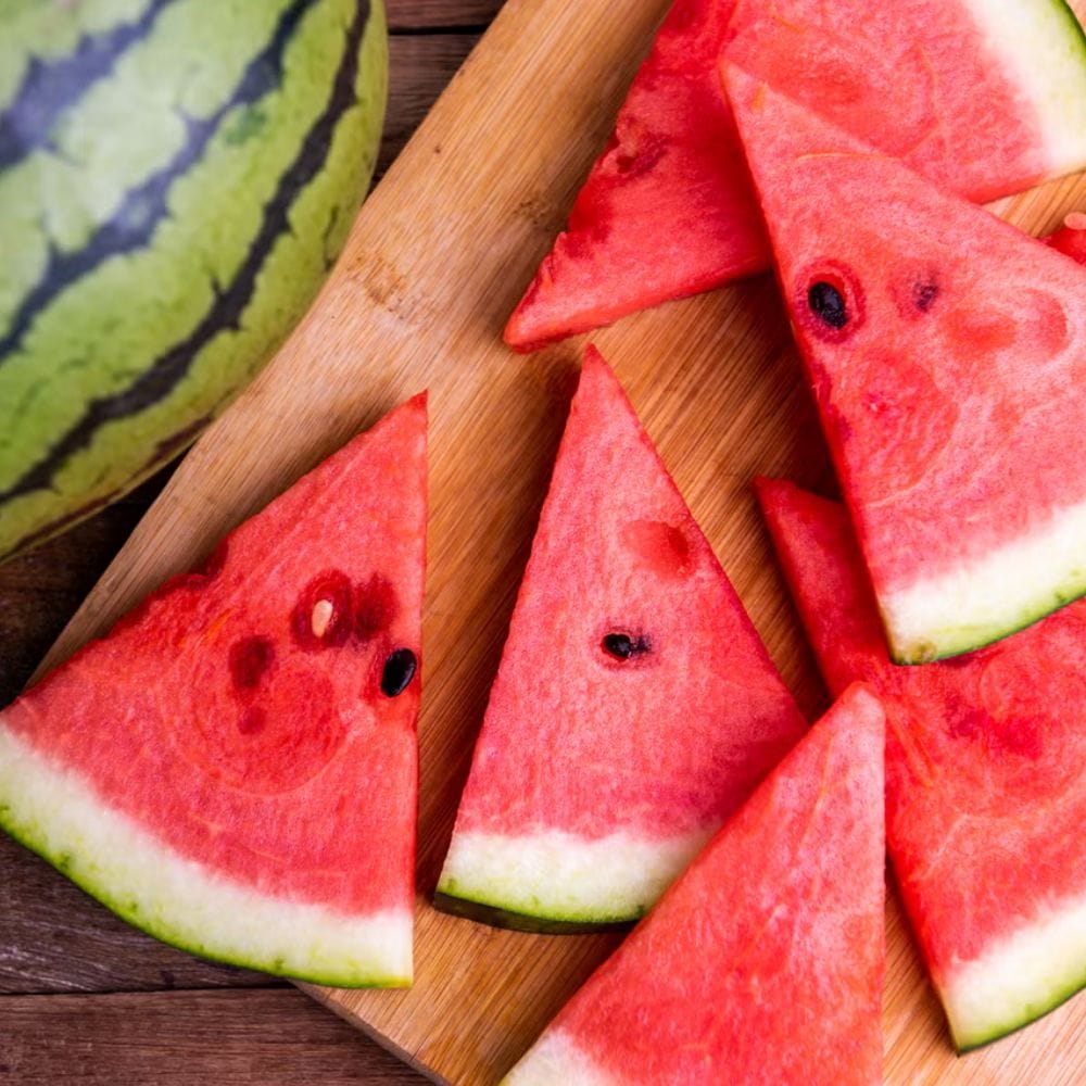 தர்பூசணி நிச்சயமாக உடல் நலத்திற்கு மிகவும் நல்லது. இதில் 92 சதவீதம் நீர்ச்சத்து உள்ளது. இது உடலில் நீர்ச்சத்து குறைவதைத் தடுக்கிறது. இதில் உள்ள ஆன்டிஆக்ஸிடன்ட்கள் இதயம் மற்றும் சிறுநீரகங்களின் ஆரோக்கியத்தைப் பாதுகாக்கின்றன. குறைந்த கலோரிகள் உடல் எடை குறைப்பிற்கு உதவுகின்றன. இதில் வைட்டமின்கள் சி, ஏ மற்றும் பி6 நிறைந்துள்ளன. இது உடல் நலத்திற்கு நல்லது என்றாலும், தர்பூசணி சாப்பிடும்போது சில முன்னெச்சரிக்கை நடவடிக்கைகளை எடுக்க வேண்டும். 