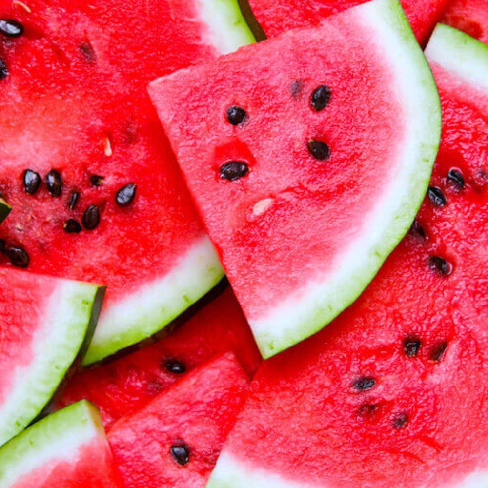 நீங்கள் காலை 10 மணி முதல் 12 மணி வரை தர்பூசணி சாப்பிட விரும்பினால், அதை காலை உணவிற்குப் பிறகோ அல்லது மதிய உணவிற்கு முன்போ சாப்பிடுவது சிறந்தது. மதியம் 2 மணி முதல் 4 மணி வரை இதை ஒரு சிற்றுண்டியாகவும் சாப்பிடலாம். தர்பூசணியில் நீர்ச்சத்து அதிகமாக இருப்பதால், அதை மதியம் சாப்பிடுவது உடலைக் குளிர்ச்சியடையச் செய்யும்.