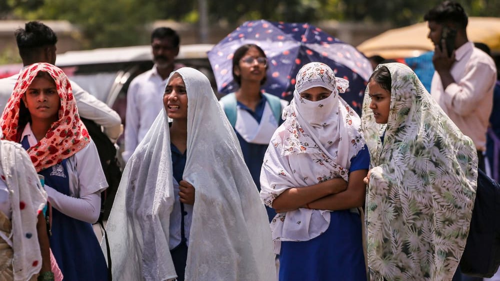 ஒரு பக்கம் கொளுத்தும் வெயில்.. ஒரு பக்கம் கனமழை எச்சரிக்கை..