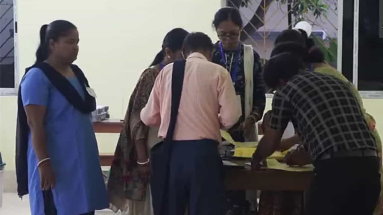 மேற்கு வங்க சட்டமன்ற தேர்தல்.. முதற்கட்ட வாக்குப்பதிவு தொடங்கியது!