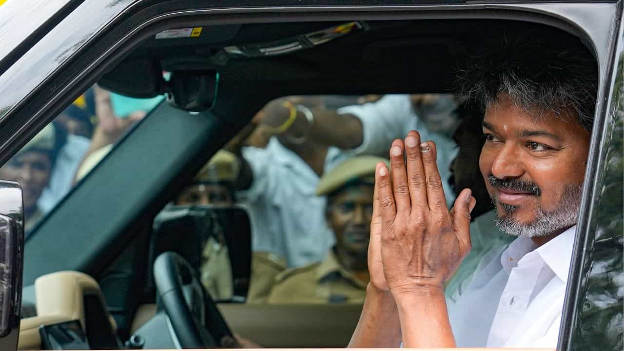 திமுக - அதிமுக கூட்டணி ஆட்சி.. தவெக எம்.எல்.ஏக்கள் 107 பேர் ராஜினாமா செய்ய திட்டம்? என்ன நடக்கிறது?