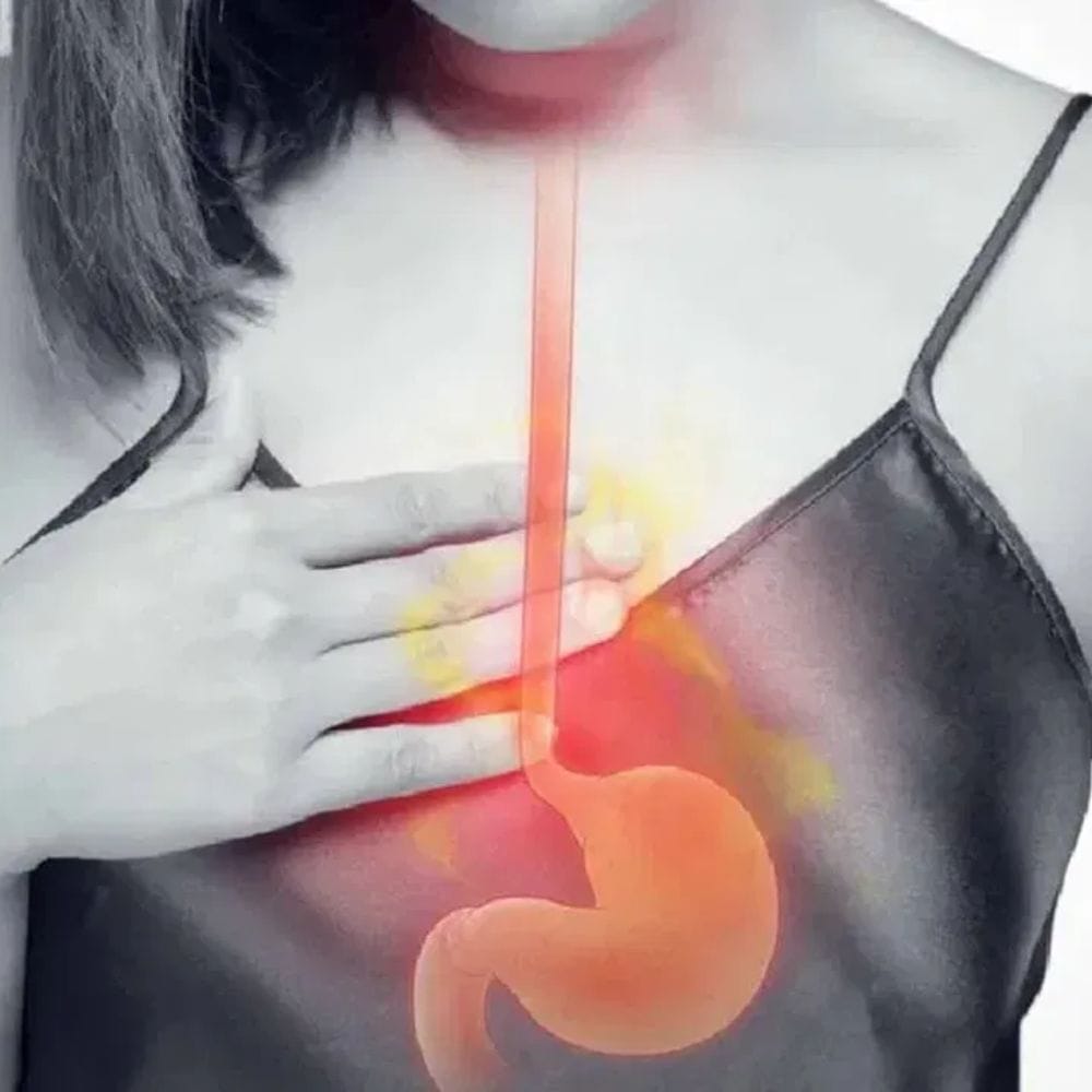 மருந்துகளை மட்டுமே சார்ந்திருக்காமல், உங்கள் உணவுமுறையிலும் வாழ்க்கைமுறையிலும் சிறிய மாற்றங்களைச் செய்வதும் முக்கியம் என்று மருத்துவர்கள் கூறுகின்றனர். இரவு தாமதமாக உணவு உண்பதைத் தவிர்ப்பது, பொரித்த மற்றும் காரமான உணவுகளைக் கட்டுப்படுத்துவது, சாப்பிட்ட உடனேயே படுப்பதைத் தவிர்ப்பது, மற்றும் உடல் எடையைக் கட்டுப்பாட்டில் வைத்திருப்பது போன்றவை இந்தப் பிரச்சனையை கணிசமாகக் குறைக்கும்.