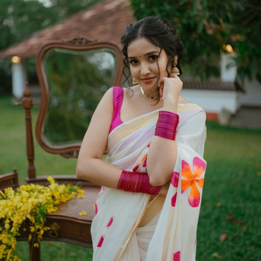 இவ்வாறு பிரபல நடிகர்களின் மகளாக பல படங்களில் இவர் நடித்துள்ளார். அந்த வகையில் இவர் கதாநாயகியாக அறிமுகமான படம்தான் ஹோ மாய் டார்லிங். இப்படத்தில் பல விமர்சனங்களை இவர் பெற்றிருந்தார். இதைத் தொடர்ந்து அடுத்தடுத்த படங்களிலும் மிக முக்கியமான வேடங்களில் நடிக்க தொடங்கினார்.