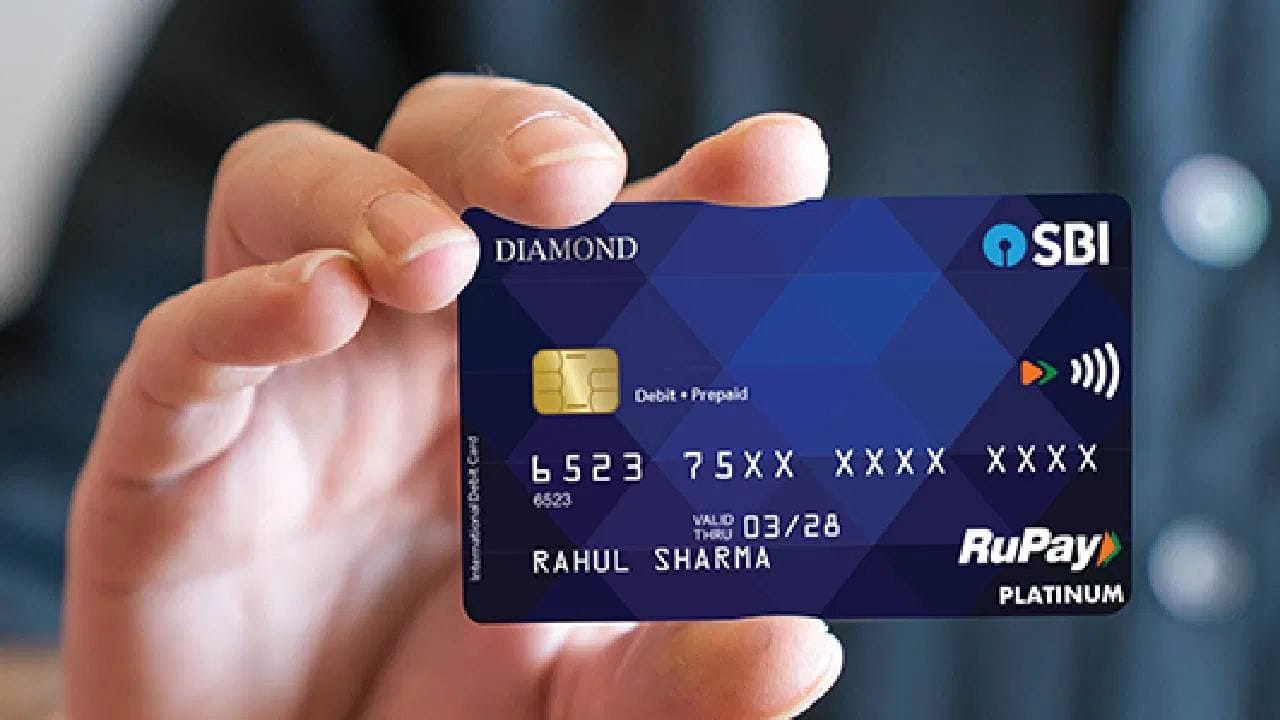 இறந்த நபரின் நாமினியாக நீங்கள் இருந்தாலும், அவரின் ஏடிஎம் கார்டை பயன்படுத்தி பணம் எடுப்பது தவறு. காரணம், இறந்த நபரின் ஏடிஎம் கார்டை பயன்படுத்துவதற்கு முன்னதாக வங்கியிடம் சென்று உரிய ஆவணங்களை சமர்ப்பிக்க வேண்டும். அதன் பிறகே இறந்தவரின் பணத்தை எடுத்துக்கொள்ள உங்களுக்கு அனுமதி வழங்கப்படும். 