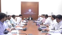 மின் விநியோக எதிர்கால கட்டமைப்பு.. அதிகாரிகளுடன் CM விஜய் ஆய்வு!...