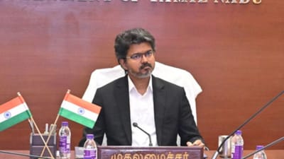 மதிய சாப்பாடை எடுத்து வரும் முதல்வர் விஜய்.. வியப்பில் அதிகாரிகள்