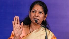 DMK MP Kanimozhi: காங்கிரஸூடன் அமர விருப்பமில்லை.. மக்களவையில் தனி இருக்கை கேட்ட கனிமொழி எம்பி!...