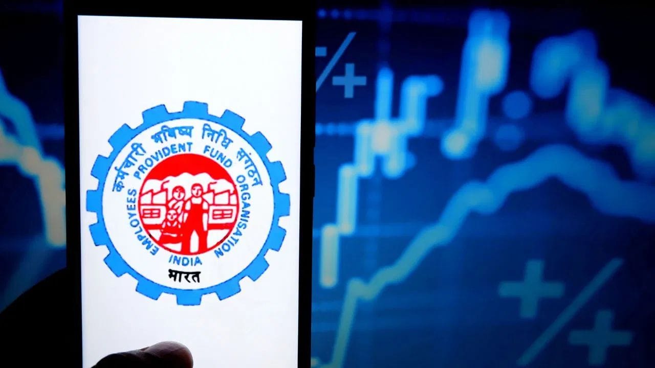 ஊழியர்கள் பணியாற்றும்போது ஊழியர் வருங்கால வைப்பு நிதி அமைச்சகத்தில் அவர்கள் பெயரில் தொடங்கப்படும் கணக்கில் பணம் வரவு வைக்கப்படும். அவ்வாறு வரவு வைக்கப்படும் பணத்தை பணியின் போதோ அல்லது பணி ஓய்வு பெற்ற பிற்கோ பயனர்கள் எடுத்துக்கொள்ள அனுமதி வழங்கப்படுகிறது.