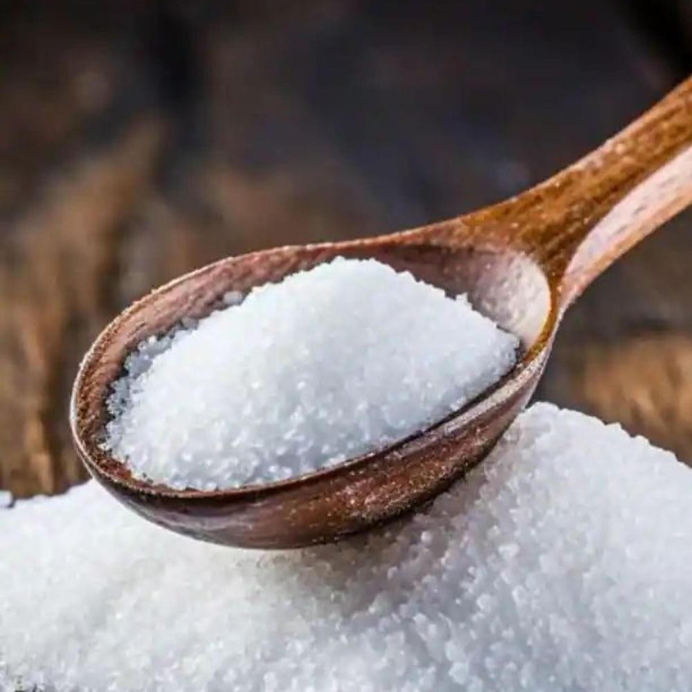 பலரும் கவலை அல்லது சோர்வாக இருக்கும் நேரங்களில் இனிப்பு சாப்பிட்டால் மன அழுத்தம் குறையும் என்று தவறாக நினைக்கிறார்கள், ஆனால் அது முற்றிலும் உண்மைக்கு மாறானதாகும். சர்க்கரை சேர்க்கப்பட்ட உணவுகளை நாம் சாப்பிடும் போது, அது தற்காலிகமாக மகிழ்ச்சியைத் தருவது போல் தோன்றினாலும், உண்மையில் அது நமது மன அழுத்தத்தை மேலும் அதிகரிக்கவே செய்கிறது.