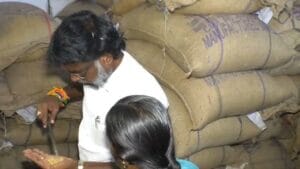 வேலூரில் நியாய விலை கடைகளில் ஆய்வு மேற்கொண்ட அமைச்சர்!