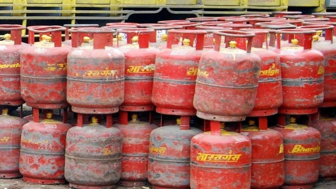 கள்ளச் சந்தையில் கேஸ் விற்பனையை தடுக்கும் வகையில், எல்பிஜி கேஸ் சிலிண்டர் விநியோகம் மற்றும் முன்பதிவு முறையில் சில முக்கிய மாற்றங்கள் அறிமுகம் செய்யப்பட்டுள்ளன. இந்த மாற்றங்கள் இன்று முதல் அமலுக்கு வந்துள்ளன. இந்த நிலையில், என்ன என்ன மாற்றங்கள் அமலுக்கு வந்துள்ளன என்பது குறித்து விரிவாக பார்க்கலாம். 
