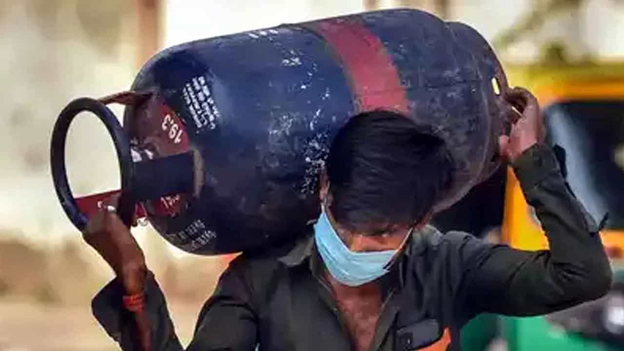 வணிக பயன்பாட்டுக்கான கேஸ் சிலிண்டர் விலை மீண்டும் உயர்வு.. ரூ.3,237-க்கு விற்பனை!