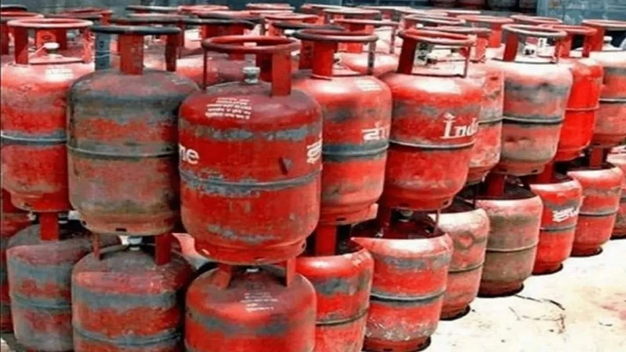 கேஸ் சிலிண்டர் முன்பதிவு கால இடைவெளியில் மாற்றம் செய்யப்பட்டது. அதாவது, முன்னதாக ஒரு சிலிண்டர் முன்பதிவு செய்ததில் இருந்து அடுத்த சிலிண்டர் முன்பதிவு செய்ய 21 நாட்கள் இடைவெளி இருந்த நிலையில், இந்த கால இடைவெளியில் மாற்றம் மேற்கொள்ளப்பட்டுள்ளது. அதாவது நரபுறங்களில் 21 நாட்களுக்கு பதிலாக 25 நாட்களுக்கு ஒருமுறையும், கிராமப்புறங்களுக்கு 45 நாட்களாகவும் மாற்றம் செய்யப்பட்டுள்ளது. 
