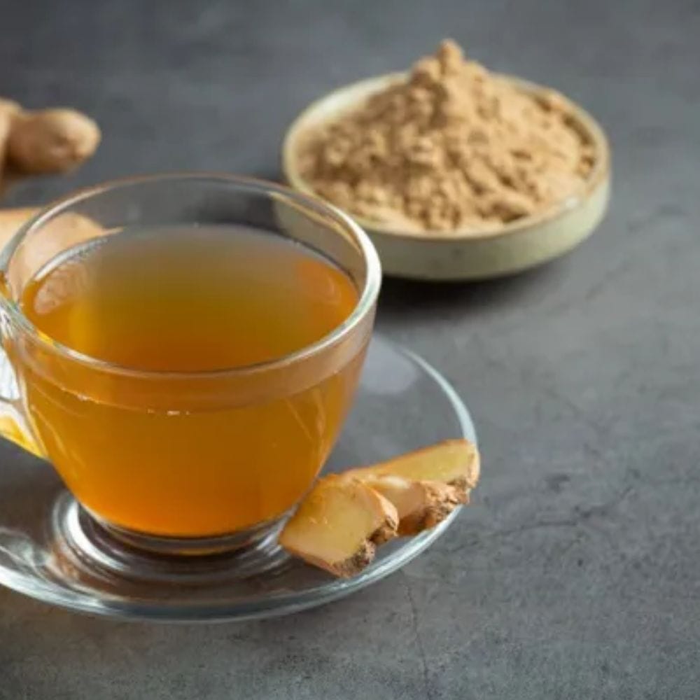 இஞ்சியில் உள்ள ஆன்டிஆக்ஸிடன்ட் மற்றும் பாக்டீரியா எதிர்ப்புப் பண்புகள், உடலை வைரஸ்கள் மற்றும் பாக்டீரியாக்களிலிருந்து பாதுகாக்க உதவுகின்றன. அடிக்கடி சளி மற்றும் இருமல் ஏற்படுபவர்கள் காலையில் இஞ்சி டீ அருந்துவது ஒரு நல்ல பழக்கமாகும்.