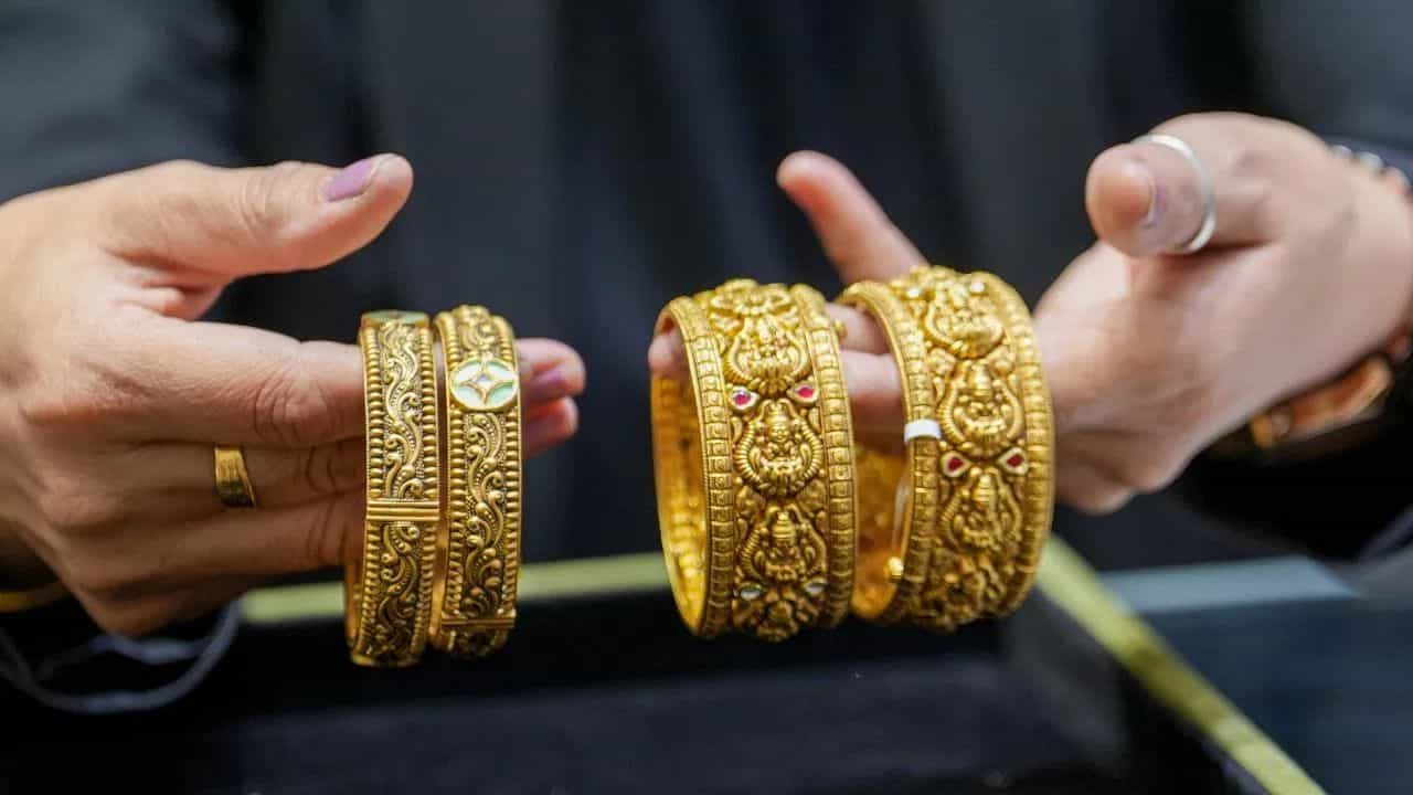 Gold Price : ட்விஸ்ட் அடித்த தங்கம், வெள்ளி.. இன்றைய நிலவரம் என்ன?