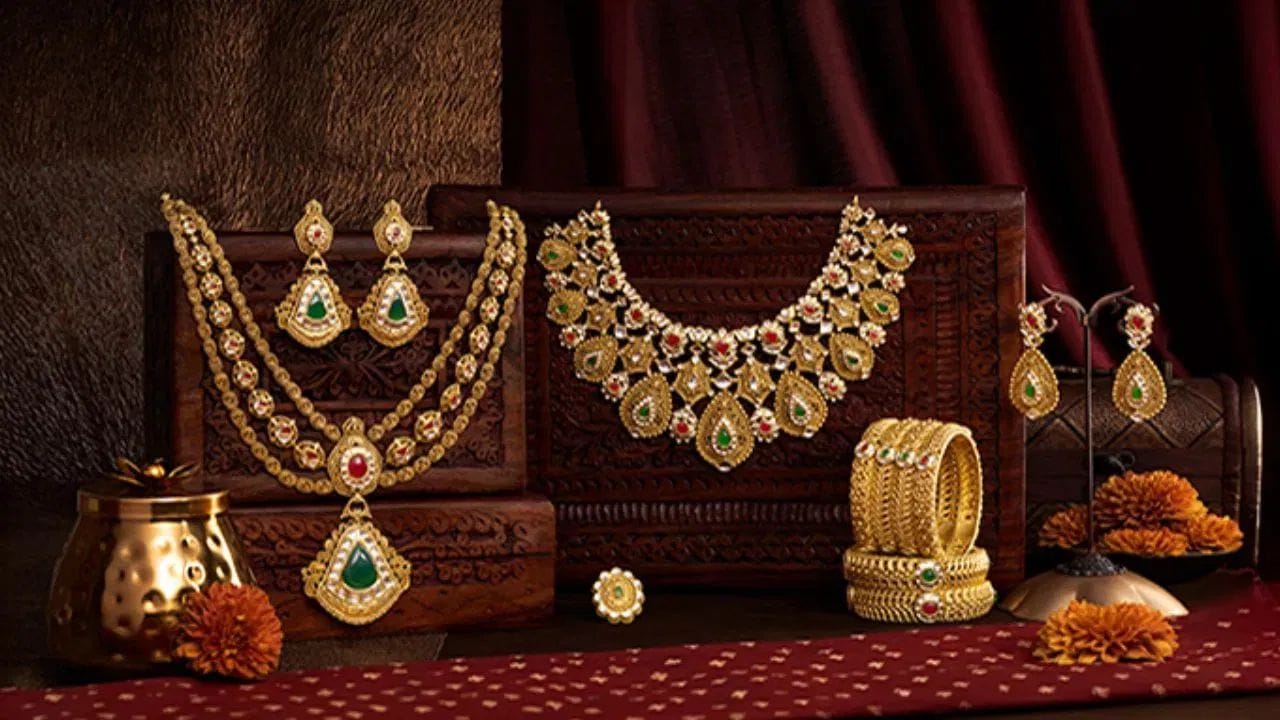 இந்தியாவில் தங்கம் வாங்குவது என்பது வெறும் முதலீடாக மட்டும் பார்க்கப்படுவதில்லை. குறிப்பாக திருமணம், திருவிழா மற்றும் குடும்ப நிகழ்ச்சிகளில் தங்கம் வாங்குவது பாரம்பரியமாக தொடர்ந்து வருகிறது.  ஆனால் ஒருவர்  வீட்டில் எவ்வளவு தங்கம் வைத்திருக்கலாம்?  அதிகமாக இருந்தால் அபராதம் விதிக்கப்படுமா என்ற கேள்விகள் மக்களிடையே உள்ளன. அதுகுறித்து விரிவாக பார்க்கலாம்.