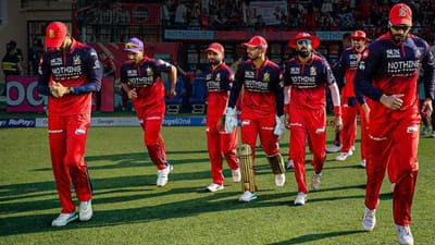 இதுவரை RCB மட்டுமே தகுதி.. மீதம் 3க்கு போட்டியிடும் 5 அணிகள்!