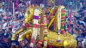 மதுரை சித்திரை திருவிழா.. பச்சை பட்டுடுத்தி வைகை ஆற்றில் இறங்கினார் கள்ளழகர்!...