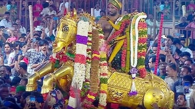 பச்சை பட்டுடுத்தி வைகை ஆற்றில் இறங்கினார் கள்ளழகர்!!