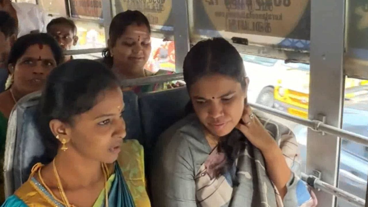 பொதுமக்களுடன் பேருந்தில் பயணம் செய்த அமைச்சர் கீர்த்தனா! பொதுமக்களுடன் பேருந்தில் பயணம் செய்த அமைச்சர் கீர்த்தனா!