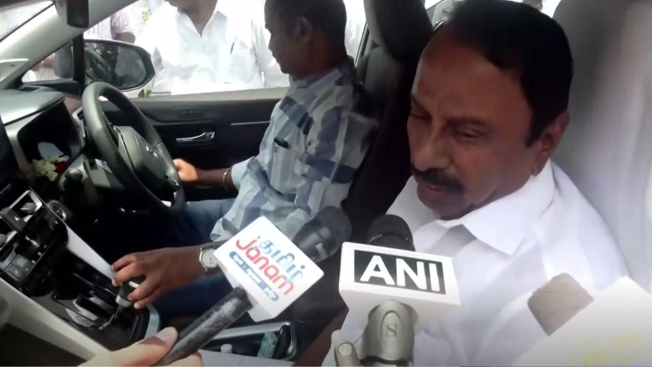 ஊழலற்ற ஆட்சியை முதல்வர் உருவாக்கியிருக்கிறார் - அமைச்சர் செங்கோட்டையன் கருத்து ஊழலற்ற ஆட்சியை முதல்வர் உருவாக்கியிருக்கிறார் - அமைச்சர் செங்கோட்டையன் கருத்து