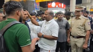 பயணி எழுப்பிய கேள்வி.. போக்குவரத்து துறை அமைச்சரின் சர்ச்சை பதில்.. வைரலாகும் பேச்சு! பயணி எழுப்பிய கேள்வி.. போக்குவரத்து துறை அமைச்சரின் சர்ச்சை பதில்.. வைரலாகும் பேச்சு!