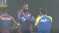 CSK vs MI - வீரர்களுக்கு ஆலோசனை வழங்கிய எம்.எஸ்.தோனி...