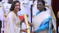 குடியரசு தலைவர் கைகளால் பத்மஸ்ரீ.. கௌரவம் பெற்ற ஹர்மன்பிரீத்!...