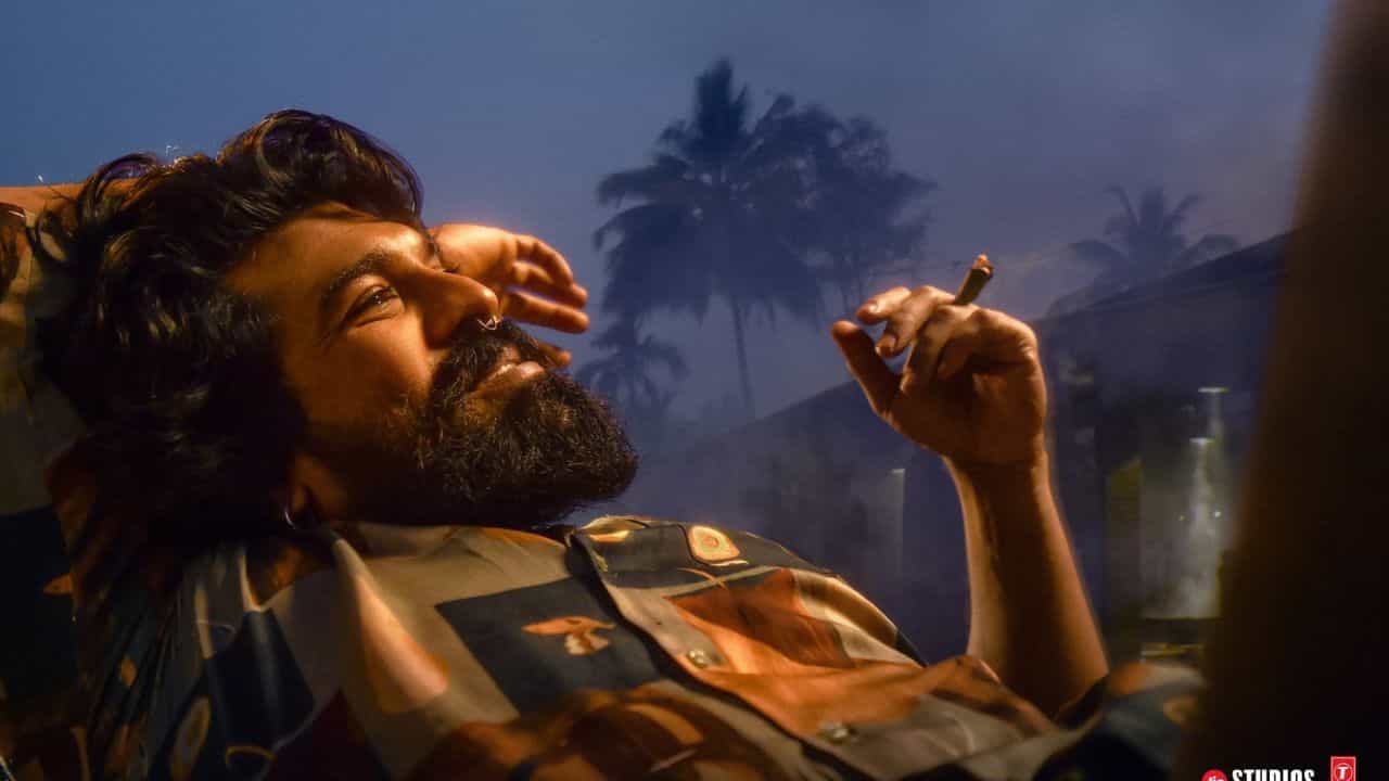 இன்னும் 30 நாட்களில்... ஸ்பெஷல் போஸ்டரை வெளியிட்ட ராம் சரணின் பெடி படக்குழு!