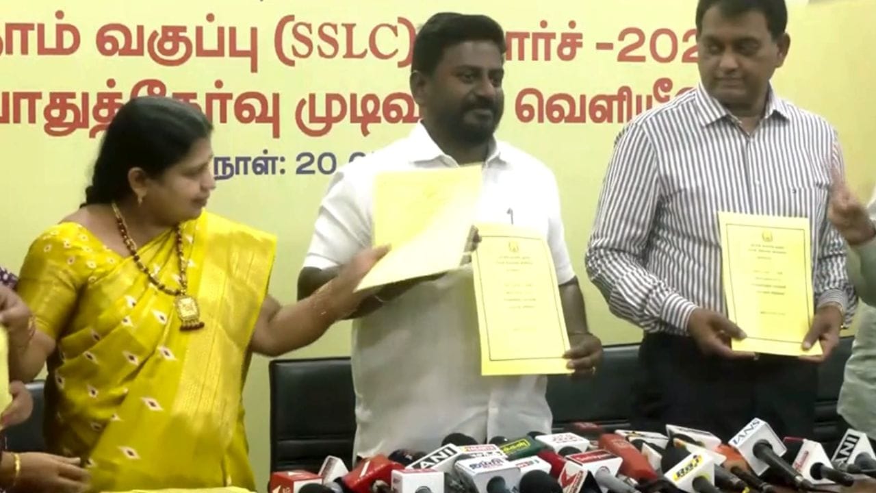 10ஆம் வகுப்பு தேர்வு முடிவுகளை வெளியிட்ட அமைச்சர் ராஜ்மோகன்.. 10ஆம் வகுப்பு தேர்வு முடிவுகளை வெளியிட்ட அமைச்சர் ராஜ்மோகன்..